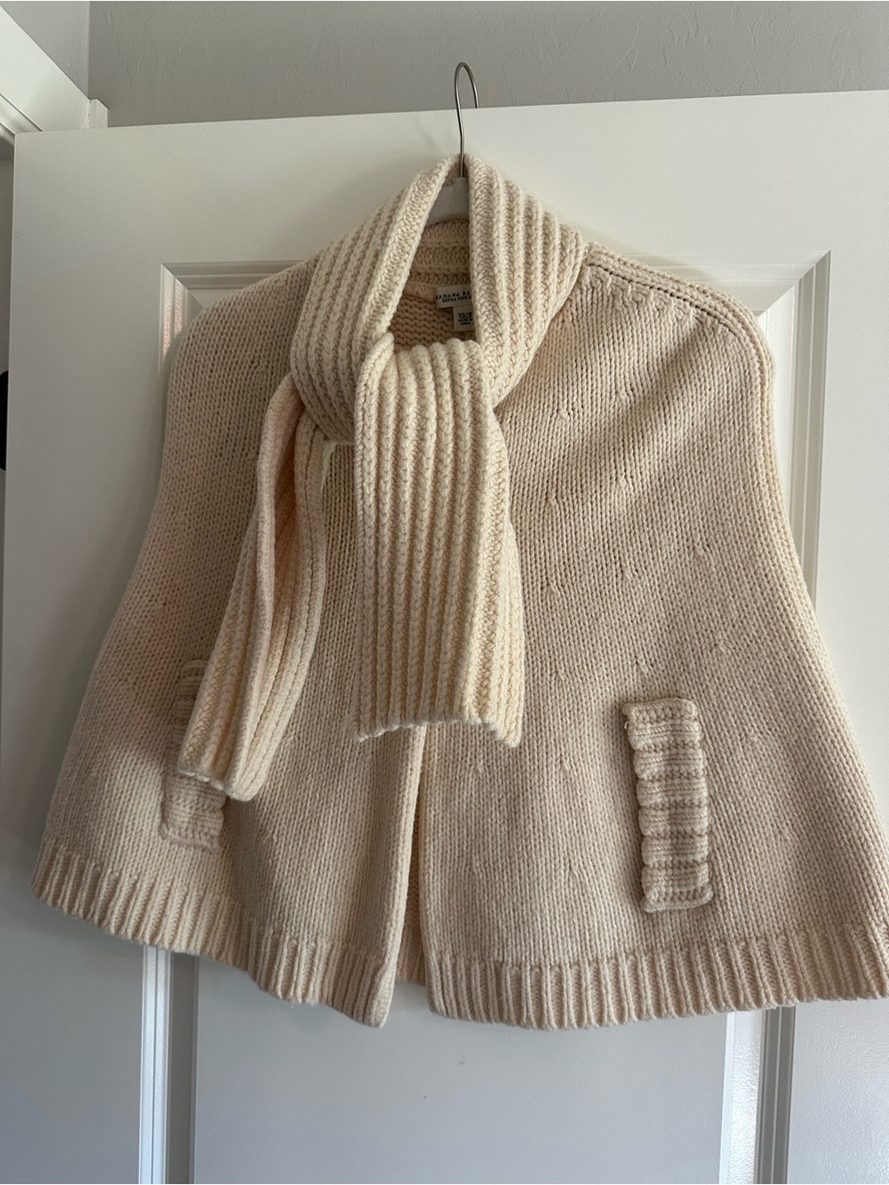 Bananą Republic Cozy Cream Knit Cape Sweater & attached Scarf 100% merino wool